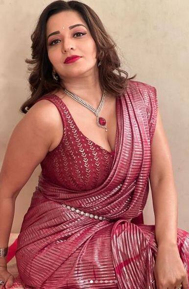 ਮੋਨਾਲੀਸਾ ਕਦੇ ਆਪਣੇ ਰਵਾਇਤੀ ਲੁੱਕ ਨਾਲ, ਕਦੇ ਆਪਣੇ ਗਲੈਮਰਸ ਅੰਦਾਜ਼ ਨਾਲ ਅਤੇ ਕਦੇ ਆਪਣੇ ਬੋਲਡ ਅਵਤਾਰ ਨਾਲ ਸੋਸ਼ਲ ਮੀਡੀਆ 'ਤੇ ਹਲਚਲ ਪੈਦਾ ਕਰਦੀ ਨਜ਼ਰ ਆਉਂਦੀ ਹੈ।