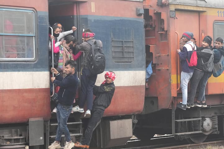 दरअसल टीटीई और सुरक्षा गार्ड की एक बर्थ होती है, जहां ये रहते हैं. शताब्दी, मेल और एक्सप्रेस ट्रेनों में टीटीई हर स्लीपर कोच की 7 नंबर बर्थ में रहते हैं.