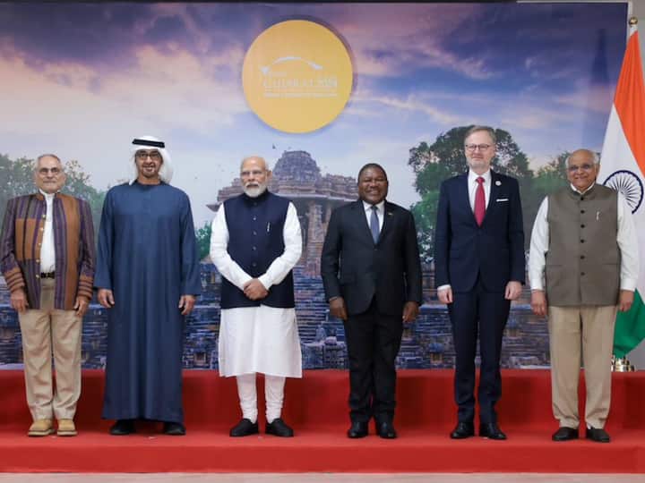 Prime Minister Narendra Modi, UAE President Mohamed bin Zayed Al Nahyan, Prime Minister of the Czech Republic Petr Fiala, Mozambique President Filipe Jacinto Nyusi, President of Timor-Leste Jose Ramos-Horta, and Chief Minister Bhupendra Patel at the Vibrant Gujarat Global Summit 2024, in Gandhinagar. (Source: PTI)