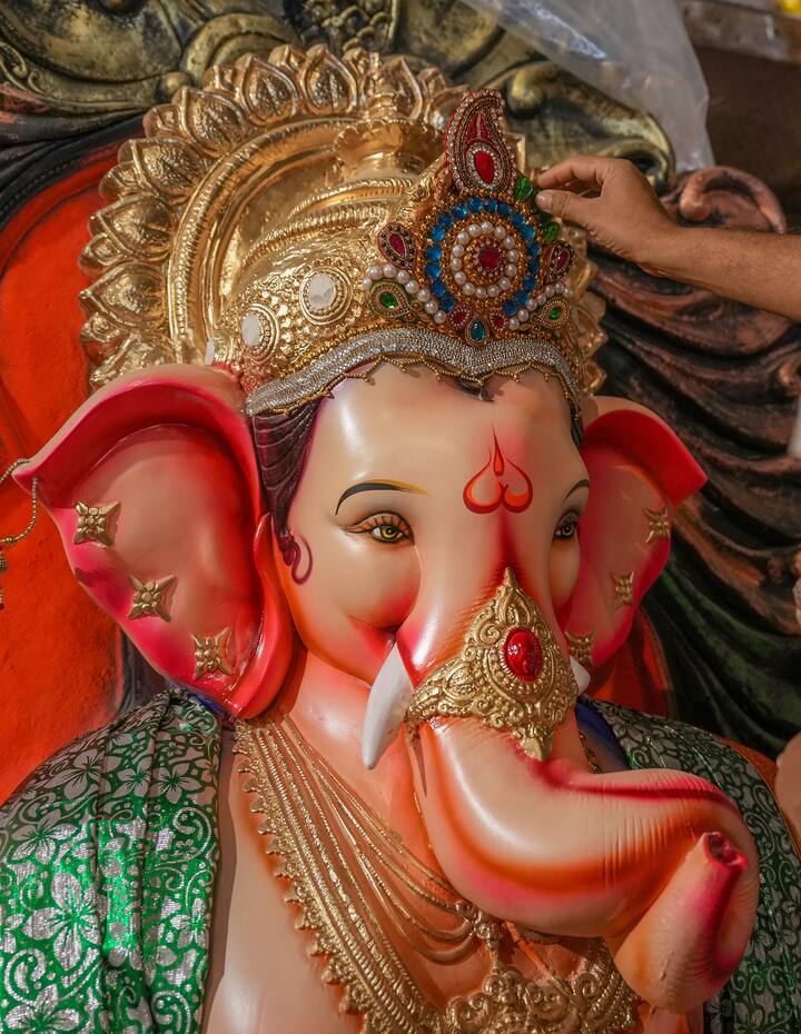 অনেকে মানেন, বিনায়ক চতুর্থীতে চাঁদ দেখা ঠিক নয়। কথিত আছে এটি জীবনে কলঙ্ক নিয়ে আসে। এই দিনে বাড়িতে দূর্বা ঘাস এবং অঙ্কের গাছ লাগানো খুবই শুভ বলে মনে করা হয়, তাতে গণেশের বাস। ঘরে সুখ আছে।
