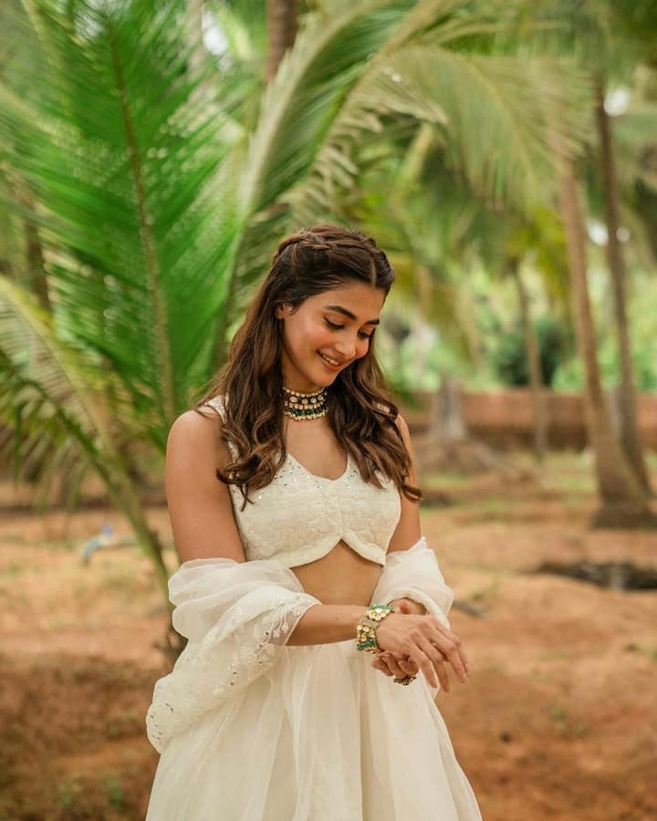 Pooja Hegde Photo: પૂજા હેગડે માત્ર સાઉથની ફિલ્મોમાં જ ચમકી નથી પરંતુ તે તેના લુક્સને કારણે સમગ્ર ભારતમાં દેશમાં ચર્ચામાં રહે છે.