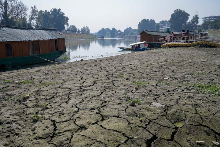 पहली बार, दिसंबर में वार्षिक संयुक्त राष्ट्र जलवायु वार्ता के लिए कई देशों की बैठक हुई जिसमें इस बात पर सहमति बनी थी कि दुनिया को जलवायु परिवर्तन का कारण बनने वाले जीवाश्म ईंधन से दूर जाने की जरूरत है, लेकिन बैठक में देशों ने ऐसा करने के लिए कोई ठोस आवश्यकता निर्धारित नहीं किया है.