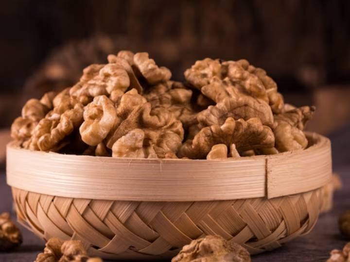 अखरोट के सेवन से कई बीमारियां दूर होती हैँ. इससे वजन घटाने में भी लाभ मिलेगा. आइए जानते हैं सुबह खाली पेट अखरोट खाने के फायदे-