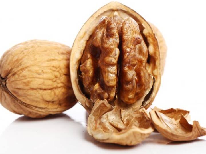 अखरोट स्वास्थ्य के लिए काफी फायदेमंद होता है. इसके सेवन से कई तरह की परेशानियां दूर होती हैं. अखरोट में कई तरह के पोषक तत्व जैसे- विटामिन्स, मिनरल्स, फाइबर और हेल्दी फैट पाए जाते हैं जो ब्रेन को तेज कर सकते हैं. इसके साथ ही यह कई मेमोरी पावर को बूस्ट करता है. साथ ही थायराइड जैसी समस्याओं को भी दूर करने में प्रभावी हो सकता है. सुबह खाली पेट अखरोट का सेवन करने से आपको कई लाभ हो सकते हैं. आइए जानते हैं इसके कुछ असरदार लाभ के बारे में-