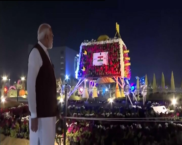 PM Modi Visits Flower Show: પીએમ મોદીએ અમદાવાદ ફ્લાવર શોની લીધી મુલાકાત, જુઓ તસવીરો