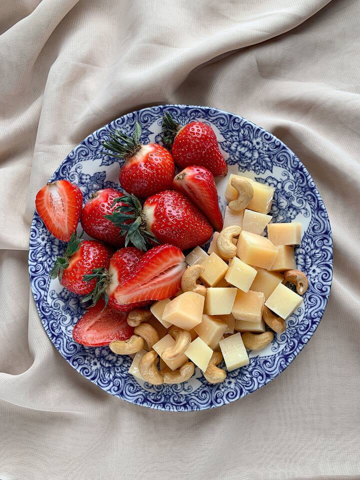 பின் பாகை வடிகட்டி மற்றொரு பாத்திரத்தில் எடுத்து வைத்துக் கொள்ள வேண்டும். அதில் அரைத்த பாசிப்பருப்பு மாவு வறுத்து வைத்துள்ள தேங்காய் துருவல், சிறிது நெய் சேர்த்து மீண்டும் நன்றாக கிளறி விட்டு பிசைந்துக் கொள்ள வேண்டும்.