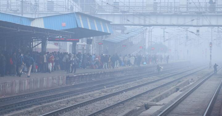 अब सवाल है कि इमरजेंसी में या देर रात आप कैसे TTE को आप खोज सकते हैं और इतनी बड़ी ट्रेन में ये आपको कहां मिलेगा?