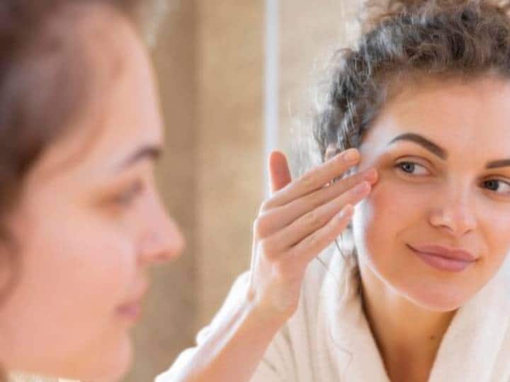 कुछ लोग ठंड की वजह से बेहद गर्म पानी से नहाते हैं. ऐसे पानी से नहाने में तो मजा आता है. यह गर्म पानी आपको अंदर से रिलैक्स करने में भी मदद करता है लेकिन ज्यादा गर्म पानी से नहाने से इसका नुकसान त्वचा को भुगतना पड़ता है.