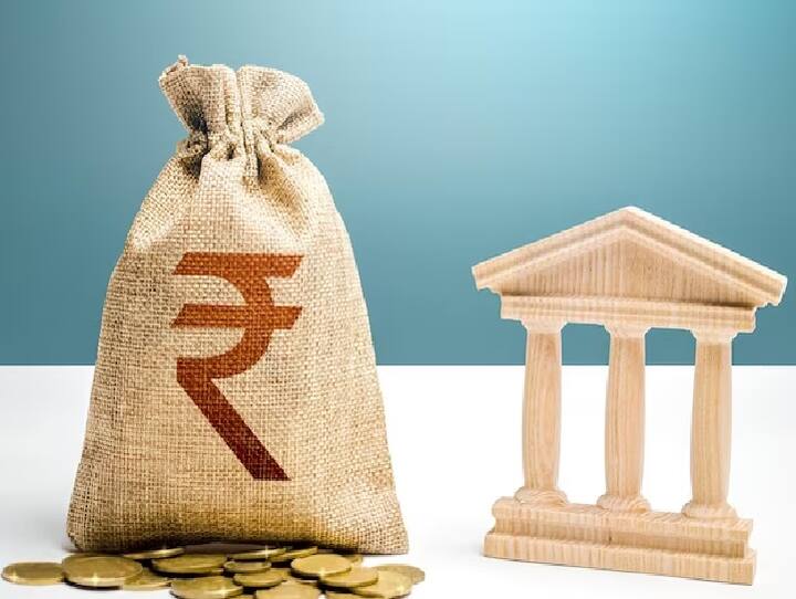 PPF में आप कुल 15 साल के लिए निवेश कर सकते हैं. निवेशकों को हर साल 500 रुपये से लेकर 1.50 लाख रुपये तक पैसे जमा करने का मौका मिलता है जिसमें जमा राशि पर 7.1 फीसदी ब्याज का लाभ मिल रहा है.