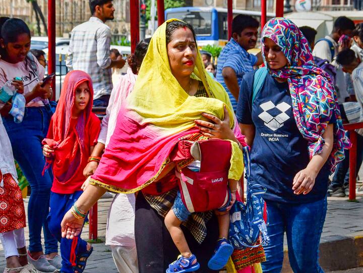 बर्गेस ने कहा, ऐसे कई कारक हैं जिन्होंने 2023 को रिकॉर्ड सबसे गर्म वर्ष बना दिया है, लेकिन अब तक का सबसे बड़ा कारक वातावरण में ग्रीनहाउस गैसों की लगातार बढ़ती मात्रा थी जो गर्मी को रोकती है. वे गैसें कोयला, तेल और प्राकृतिक गैस के जलने से आती हैं. अन्य कारकों में प्राकृतिक अल नीनो भी शामिल है. अल नीनो मध्य प्रशांत का एक अस्थायी वार्मिंग जो दुनिया भर में मौसम को बदलता है. बर्गेस ने कहा कि यह