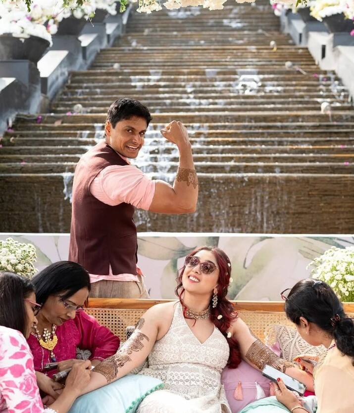 ਜੋੜੇ ਨੇ 3 ਜਨਵਰੀ ਨੂੰ ਮੁੰਬਈ ਵਿੱਚ ਇੱਕ ਇੰਟੀਮੇਟ ਫੰਕਸ਼ਨ ਵਿੱਚ ਰਜਿਸਟਰਡ ਵਿਆਹ ਕੀਤਾ ਸੀ ਅਤੇ ਹੁਣ ਇਹ ਜੋੜਾ ਰਵਾਇਤੀ ਰੀਤੀ-ਰਿਵਾਜਾਂ ਅਨੁਸਾਰ ਵਿਆਹ ਕਰਨ ਲਈ ਉਦੈਪੁਰ ਵਿੱਚ ਹੈ।