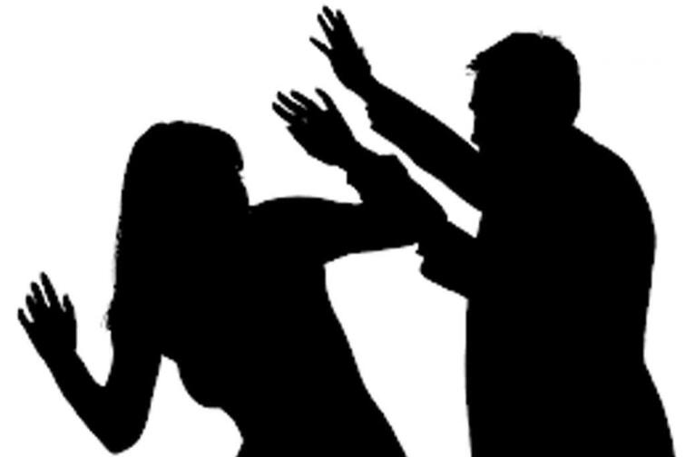 Gujarat Crime News: Wife and Husband quarrel in kalol Santej village, drunk husband hits to wife Kalol Crime: દારૂડિયા પતિની ક્રૂરતા, પત્નીને ખાટલા સાથે બાંધી સાણસીથી ગરમ ડામ આપ્યા, બદલો લેવા આચર્યુ કૃત્ય