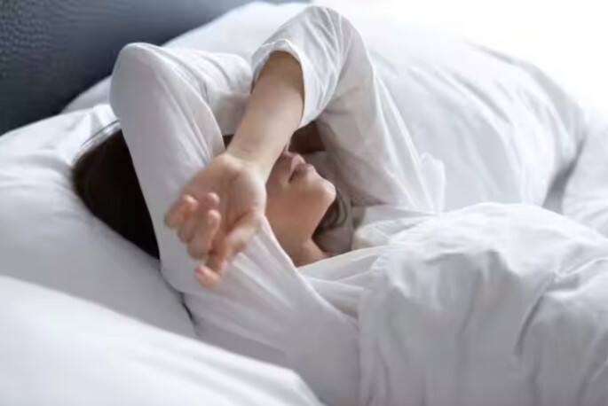 કાચ તૂટવાનું સ્વપ્ન જોવું એ મોટી મુશ્કેલીની નિશાની માનવામાં આવે છે. સ્વપ્ન પુસ્તકમાંથી જાણો કે સ્વપ્નમાં તૂટેલા અરીસાનો અર્થ શું થાય છે.