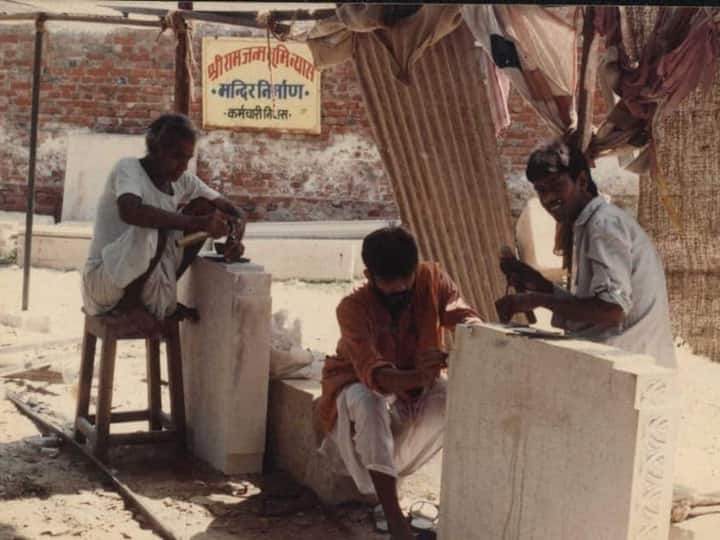 बाबा सत्यनारायण एक चित्रकार के रूप में दीवारों पर भगवान राम की आकृति पर बनाते थे और मंच से अपने भाषणों से कारसेवकों में एक नई ऊर्जा का प्रवाह कर देते थे.