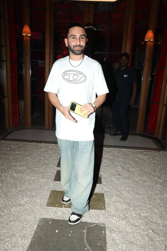 चक्क,ओरी दिसला फोन कव्हर शिवाय!