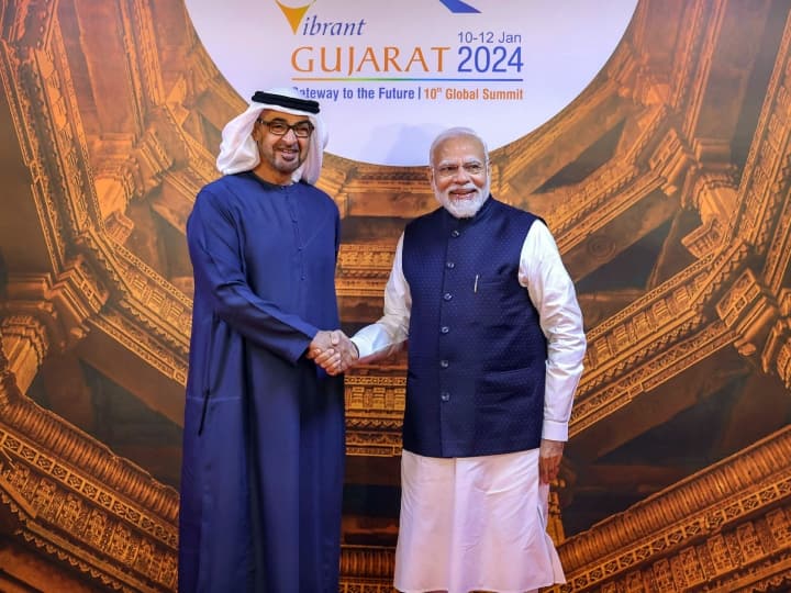 संयुक्त अरब अमीरात के राष्ट्रपति शेख मोहम्मद बिन जायद अल नाहयान भारत दौरे पर आए हुए हैं. उनके आगमन पर भारत के प्रधानमंत्री नरेंद्र मोदी ने गर्मजोशी के साथ उनका स्वागत किया.