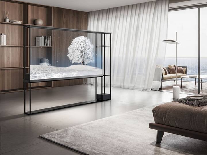 अमेरिका के शहर लॉस वेगस में कंज्यूमर टेक्नोलॉजी एसोसिएशन (CES 2024) इवेंट चल रहा है. इस इवेंट में दुनियाभर की कंपनियां एक से बढ़कर एक नई टेक्नोलॉजी को पेश कर रही है. उन्हीं में से एक कंपनी एलजी भी, जिसने दुनिया का पहला ट्रांसपेरेंट टीवी लॉन्च किया है. इस टीवी का नाम 'LG Signature OLED T' है.