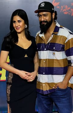 Merry Christmas की स्क्रीनिंग में पत्नी Katrina Kaif को किस कर प्यार लुटाते दिखे Vicky Kaushal, विजय सेतुपति समेत ये सितारे भी हुए शामिल