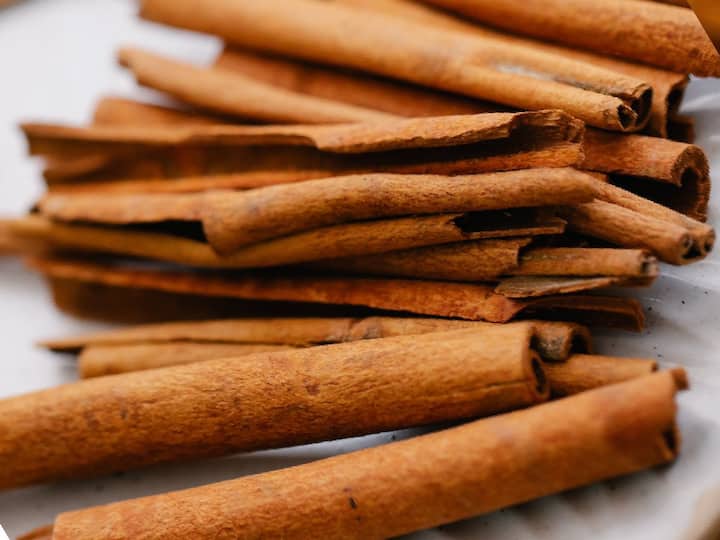 Side Effects of Cinnamon : दालचिनी मुळे आरोग्यालाही मोठी हानी होऊ शकते.  त्यामुळे दालचिनीचे सेवन केल्यास त्यामुळे होणारे नुकसान समजून घ्या.