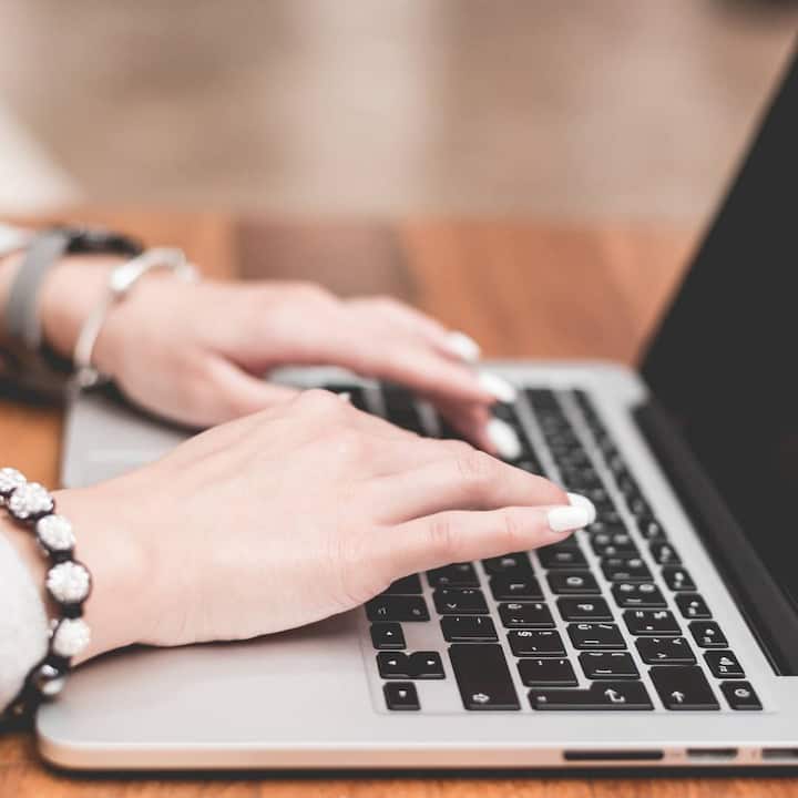 ਕੰਪਿਊਟਰ 'ਤੇ ਕੰਮ ਕਰਨ ਨਾਲ ਅੱਖਾਂ 'ਚ ਚੁਭਣ ਦੀ ਭਾਵਨਾ ਮਹਿਸੂਸ ਹੁੰਦੀ ਹੈ ਅਤੇ ਨਜ਼ਰ ਧੁੰਦਲੀ ਹੋ ਜਾਂਦੀ ਹੈ। ਇਸ ਨੂੰ ਅੱਖਾਂ ਦਾ ਦਬਾਅ ਵੀ ਕਿਹਾ ਜਾਂਦਾ ਹੈ। ਅਜਿਹਾ ਕੰਪਿਊਟਰ ਸਕਰੀਨ ਤੋਂ ਲਗਾਤਾਰ ਅੱਖਾਂ ਨਾ ਹਟਾਉਣ ਅਤੇ ਵਾਰ-ਵਾਰ ਇੱਕੋ ਦਿਸ਼ਾ ਵੱਲ ਦੇਖਣ ਕਾਰਨ ਹੁੰਦਾ ਹੈ। ਇਸ ਨਾਲ ਅੱਖਾਂ 'ਤੇ ਦਬਾਅ ਵਧਦਾ ਹੈ। ਜਿਸ ਕਾਰਨ ਅੱਖਾਂ ਵਿੱਚ ਜਲਨ, ਖੁਜਲੀ ਅਤੇ ਅੱਖਾਂ ਦਾ ਭਾਰਾ ਹੋਣਾ, ਆਸ-ਪਾਸ ਦੀਆਂ ਚੀਜ਼ਾਂ ਨੂੰ ਦੇਖਣ ਵਿੱਚ ਦਿੱਕਤ, ਰੰਗ ਸਾਫ਼ ਨਾ ਦੇਖਣਾ, ਇੱਕ ਚੀਜ਼ ਨੂੰ ਦੋ ਰੂਪ ਵਿੱਚ ਦੇਖਣਾ, ਆਦਿ ਸਮੱਸਿਆਵਾਂ ਹੋ ਸਕਦੀਆਂ ਹਨ।