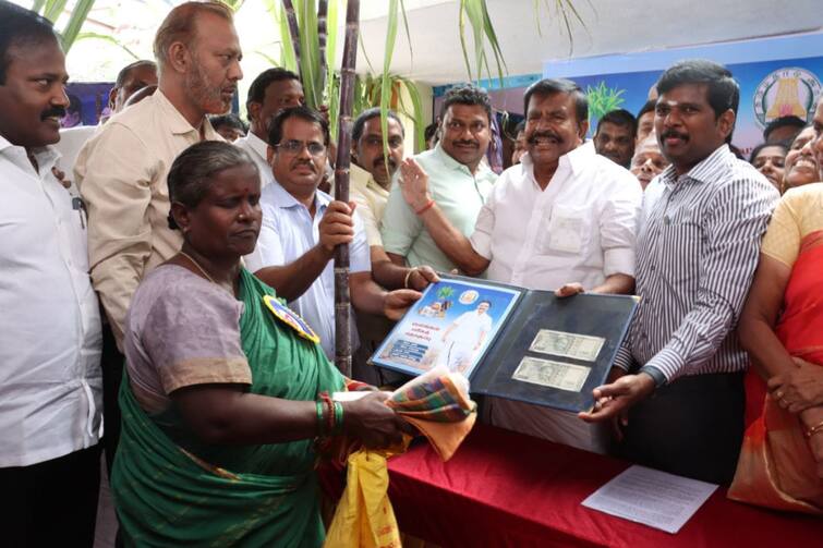 Pongal gift 2024 Minister Nehru distributed Pongal gift packages to people in Trichy - TNN Pongal gift 2024: கடுமையான நிதி நெருக்கடி இருக்கும் சூழலில் கூட ரூ.1000 - அமைச்சர் கே.என்.நேரு மகிழ்ச்சி