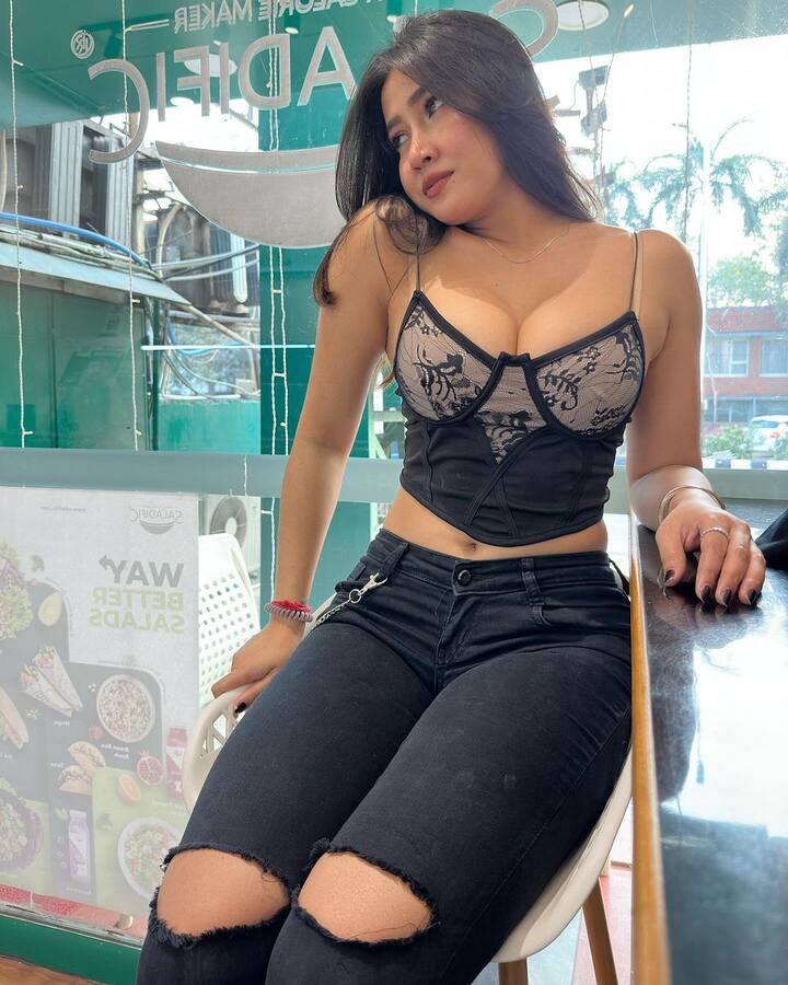 સોશિયલ મીડિયા સેન્સેશન સોફિયા અંસારી તેના બોલ્ડ લુકથી ચાહકોના મન મોહી લે છે.