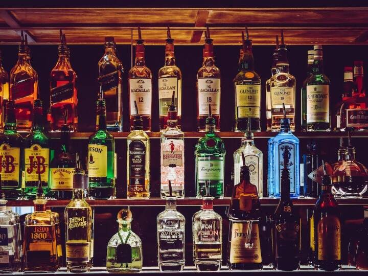 पृथ्वी पर आपको खाने में कितनी भी कुछ क्यों ना पसंद हो. लेकिन इन सभी चीजों को अंतरिक्ष में लेकर नहीं जा सकते हैं. शराब को अंतरिक्ष में भी एस्ट्रोनॉट्स के लिए ठीक नहीं माना जाता है. इससे एस्ट्रोनॉट्स के दिमाग पर विपरीत असर हो सकता है. साथ ही वह स्पेस स्टेशन के उपकरणों के लिए जोखिम भरा हो सकता है. इससे सुरक्षा संबंधी जोखिम भी पैदा हो सकती है.