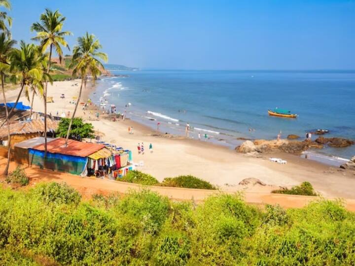 Goa Tour: आईआरसीटीसी फरवरी के महीने में गोवा के लिए एक स्पेशल रेल पैकेज लेकर आ रहा है. इसमें आपको खाने से लेकर ठहरने तक की सुविधाएं बेहद किफायती दाम पर मिल रही है.