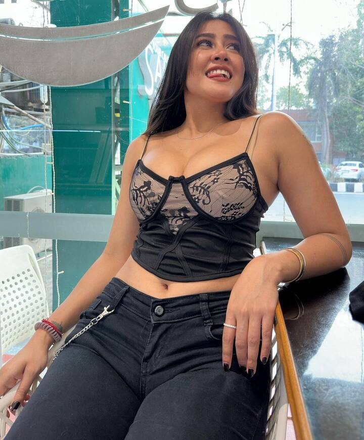 Sofia Ansari Photos: સોશિયલ મીડિયા સ્ટાર સોફિયા અંસારી તેની સોશિયલ મીડિયા પોસ્ટ્સને કારણે હેડલાઇન્સમાં રહે છે. સોફિયા તેની બોલ્ડ સ્ટાઇલ માટે ફેમસ છે.