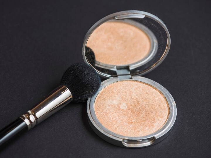 कुछ टैल्कम पाउडर्स में एस्बेस्टस और स्पास्टिस जैसे खतरनाक पदार्थ भी होते हैं. इनसे फेफड़ों के कैंसर जैसी जानलेवा बीमारियां हो सकती हैं.ये दोनों ही कैंसरकारी पदार्थ माने जाते हैं.