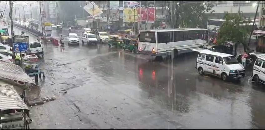 મધ્ય અને દક્ષિણ ગુજરાતમાં માવઠાનો માર, વરસાદથી વેપારીઓની ઉત્તરાયણ બગડી, ખેડૂતો પણ ચિંતિત Unseasonal rains in central and south Gujarat have spoiled traders' fortunes, farmers are also worried મધ્ય અને દક્ષિણ ગુજરાતમાં માવઠાનો માર, વરસાદથી વેપારીઓની ઉત્તરાયણ બગડી, ખેડૂતો પણ ચિંતિત