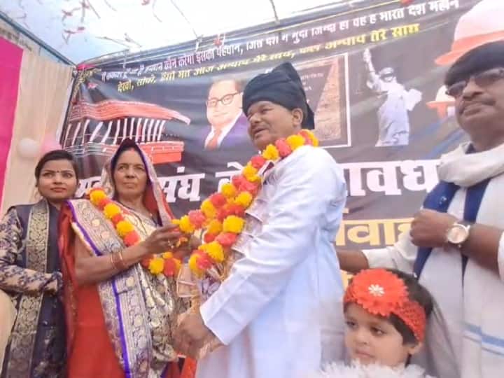 UP News: यूपी में अनोखी शादी! 70 साल की उम्र में बने दूल्हा, चर्चा में लाल बिहारी 'मृतक' का पुनर्विवाह Azamgarh Lal Bihari Mritak got married in old age with wife ANN UP News: यूपी में अनोखी शादी! 70 साल की उम्र में बने दूल्हा, चर्चा में लाल बिहारी 'मृतक' का पुनर्विवाह