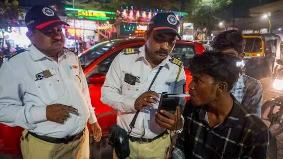 તમે કોર્ટમાં હાજર થઈને તમારી જાતને સમજાવી શકો છો અને લાઇસન્સ પાછું લઈ શકો છો. અહીં તમારો દંડ પણ ઓછો થઈ શકે છે. જો લાઇસન્સ સસ્પેન્ડ કરવામાં આવ્યું હોય, તો તે ત્રણ મહિના પછી આરટીઓમાંથી ઉપલબ્ધ થાય છે.