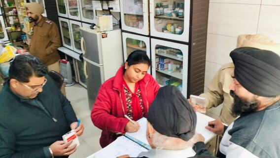 Ludhiana news: ਸਾਵਧਾਨ! ਦਵਾਈ ਵੇਚਣ ਵਾਲਿਆਂ ਲਈ ਸਰਕਾਰ ਨੇ ਜਾਰੀ ਕੀਤੇ ਨਵੇਂ ਹੁਕਮ, ਜਾਣਨ ਲਓ ਪੜ੍ਹੋ ਇਹ ਖ਼ਬਰ Ludhiana news: ਸਾਵਧਾਨ! ਦਵਾਈ ਵੇਚਣ ਵਾਲਿਆਂ ਲਈ ਸਰਕਾਰ ਨੇ ਜਾਰੀ ਕੀਤੇ ਨਵੇਂ ਹੁਕਮ, ਜਾਣਨ ਲਓ ਪੜ੍ਹੋ ਇਹ ਖ਼ਬਰ