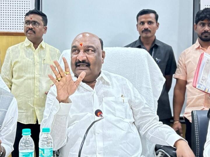 राहुल नार्वेकर ने कहा कि चुनाव आयोग के रिकॉर्ड के मुताबिक एकनाथ शिंदे की पार्टी ही असली शिवसेना है. स्पीकर ने एकनाथ शिंदे समेत 16 विधायकों की अयोग्यता पर सुनवाई करते हुए सभी विधायकों की सदस्यता बरकरार रखी है.