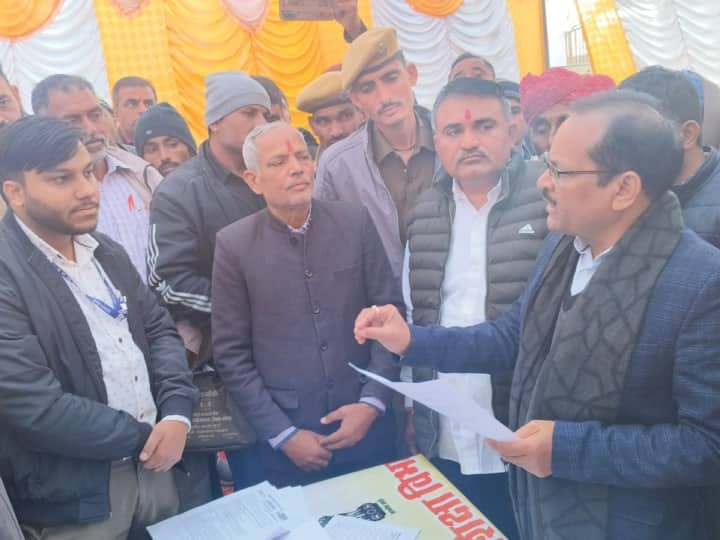 Rajasthan Phalodi District Collector Harjilal Atal inspected the Vikasit Bharat Sankalp Yatra camp ANN Rajasthan: फलोदी कलेक्टर ने योजनाओं की जानकारी नहीं रखने वाले कार्मिकों को लगाई फटकार, अधिकारियों को दिए ये निर्देश