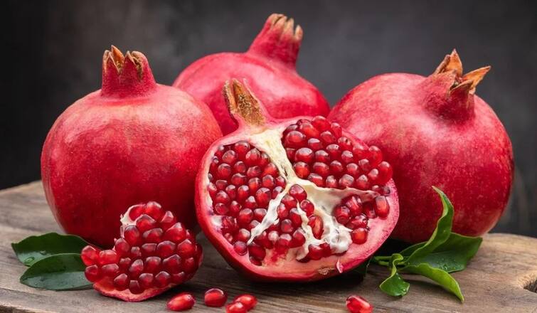 Health Tips pomegranates benefits for boost fertility for both men and women marathi news Health Tips : महिलांपासून ते पुरुषांपर्यंत फर्टिलिटी वाढवण्यासाठी 'हे' फळ अत्यंत गुणकारी; मिळतात जबरदस्त फायदे