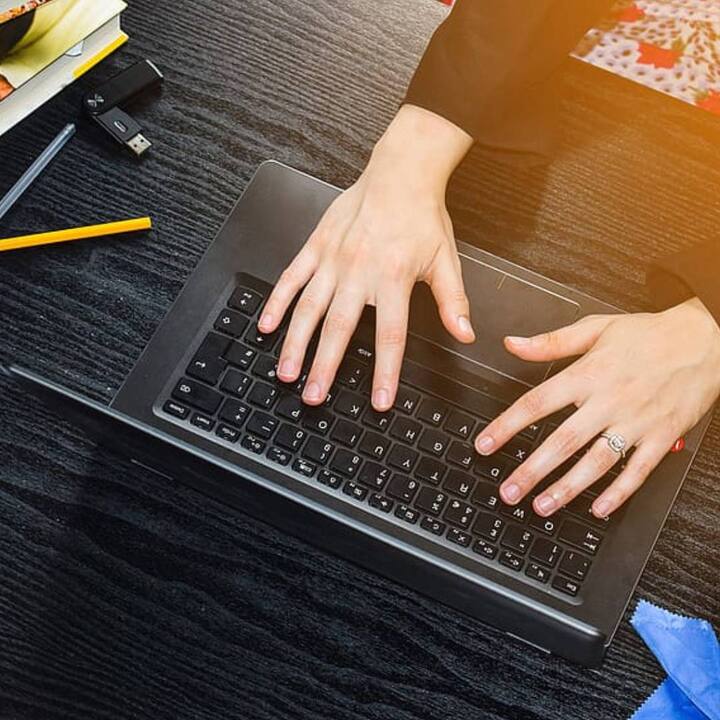 ਮੌਨੀਟਰ ਦੀ ਚਮਕ ਘੱਟ ਕਰਨ ਨਾਲ ਵਿਜ਼ਨ ਸਿੰਡਰੋਮ ਤੋਂ ਪੀੜਤ ਲੋਕਾਂ ਨੂੰ ਰਾਹਤ ਮਿਲਦੀ ਹੈ। ਕੰਪਿਊਟਰ ਦੇ ਬਹੁਤ ਨੇੜੇ ਨਾ ਬੈਠੋ। ਕੰਮ ਕਰਦੇ ਸਮੇਂ ਸਿੱਧੀ ਸਥਿਤੀ ਵਿੱਚ ਬੈਠੋ। ਹਰ ਅੱਧੇ ਘੰਟੇ ਵਿੱਚ 10 ਸੈਕਿੰਡ ਲਈ ਕੰਪਿਊਟਰ ਤੋਂ ਅੱਖਾਂ ਕੱਢਣਾ ਵੀ ਬਹੁਤ ਫਾਇਦੇਮੰਦ ਹੁੰਦਾ ਹੈ।