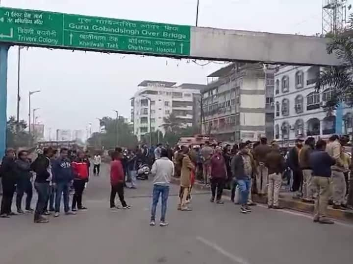 School bus accident: Family members of the youth who lost his life blocked the road by keeping the dead body ann Indore Accident: इंदौर बस हादसे में जान गंवाने वाले रेस्टोरेंट संचालक के परिजनों ने शव रखकर किया चक्का जाम, क्या है मांग?