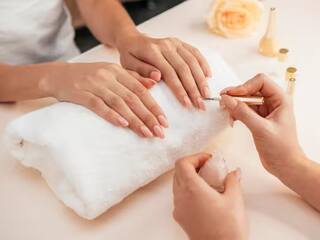 Winter Skin Care Tips : जास्त नेलपॉलिश लावत असाल तर काळजी घ्या; आरोग्यावर होतात 'हे' गंभीर परिणाम