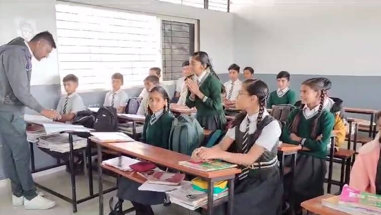 Banaskantha News: Jai Shree Ram Shouting while School Attendance in pramukh School in Banaskantha Ram Mandir: ગુજરાતની આ શાળામાં વિદ્યાર્થીઓ 'જય શ્રી રામ' બોલીને પુરાવી રહ્યાં છે હાજરી, નવતર પ્રયોગનો વીડિયો વાયરલ