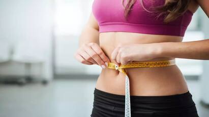 Weight Loss Juice and Smoothie: એક્સરસાઇઝ અને યોગ, ડાયટિંગ બાદ પણ આપનું વજન ઓછું ન થતું હોય તો આ વેઇટ લોસ ડ્રિન્ક ડાયટમાં અવશ્ય સામેલ કરો. તેનાથી આપનું વજન ઝડપથી ઉતરશે.