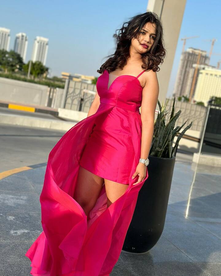 అరియానా గ్లోరీ దుబాయ్లో ఎంజాయ్ చేస్తుంది. Flaunting is my thing 🩷 #1stdayindubai🇦🇪 అంటూ ఫోటోలు షేర్ చేసింది.