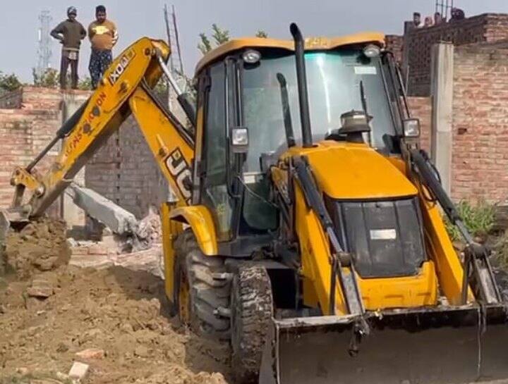 Gonda illegal encroachment done on government land demolished by bulldozer ann Gonda News: गोंडा में अवैध निर्माण पर चला प्रशासन का बुलडोजर, सरकारी जमीन पर किया था कब्जा