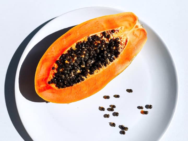 Papaya bad food Combination : पपईसोबत काही गोष्टी खाल्ल्या तर ते विषासारखे काम करू लागते आणि ते घातकही ठरू शकते. चला तर मग जाणून घेऊया पपईसोबत काय खाऊ नये.