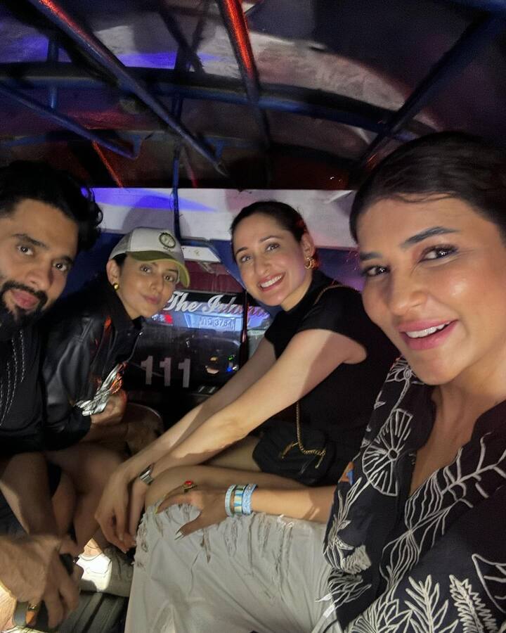 థ్రో బ్యాక్ థర్స్ డే అంటూ తన రీసెంట్ వెకేషన్ ఫోటోలు షేర్ చేసింది మంచు లక్ష్మి. ఈ ఫోటోల్లో తన క్లోజ్ ఫ్రెండ్స్ అయిన ప్రగ్యా జైస్వాల్, రకుల్ ప్రీత్ సింగ్ ఉన్నారు. వీరితో పాటు రకుల్ బాయ్ ఫ్రెండ్ బాలీవుడ్ నటుడు జాకీ భగ్నానీ కూడా ఉన్నాడు. ప్రస్తుతం ఈ ఫోటోలు సోషల్ మీడియాలో వైరల్ అవుతున్నాయి.