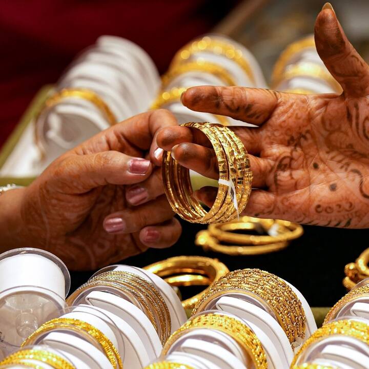ভারতের আয়কর বিভাগের তরফে জানানো হয়েছে যে, বিবাহিত মহিলারা ৫০০ গ্রাম পর্যন্ত, অবিবাহিত মহিলারা ২৫০ গ্রাম পর্যন্ত সোনা বা সোনার গহনা নিজের কাছে রাখতে পারেন।  ছবি- পিটিআই
