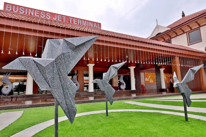 পশ্চিমবঙ্গ থেকে কীভাবে যাবেন? যাওয়ার উপায় বলতে ভায়া কলকাতা। কলকাতা থেকে বিমানে না ট্রেনে যেতে হবে কোচি। কলকাতা থেকে কোচির প্রায় সব বিমান সাধারণত বেঙ্গালুরু হয়ে যায়।