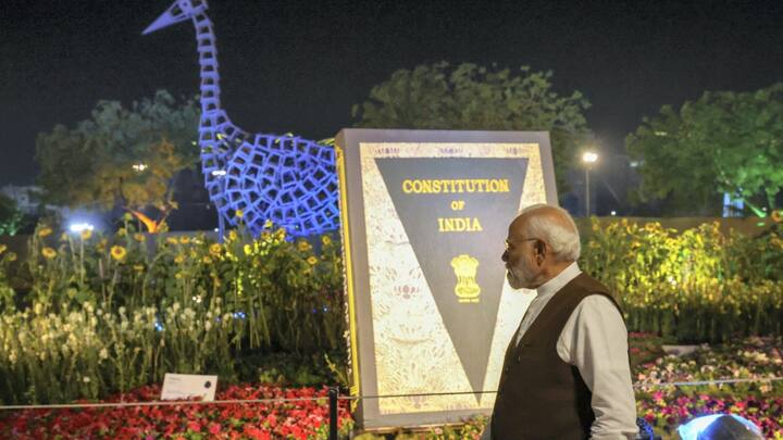 'ভাইব্র্যান্ট গুজরাত গ্লোবাল সামিট' নিয়ে এই মুহূর্তে জমজমাট প্রধানমন্ত্রীর নিজের রাজ্য গুজরাত। তার ফাঁকেই ভাইব্র্যান্ট আহমেদাবাদ ফ্লাওয়ার শো-তে দেখা গেল তাঁকে। (ছবি:PTI)