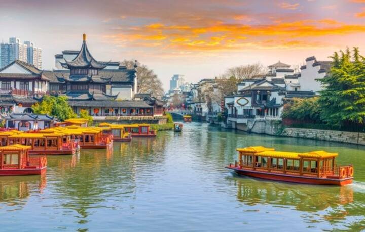 वियतनाम: अगर मालदीव जैसा लुत्फ उठाना है तो आप वियतनाम वेकेशन पर जा सकते हैं. यहां के शानदार सी बीचेज पर आप घंटों धूप और रेत के बीच अठखेलिया कर सकते हैं और सर्फिंग के साथ साथ वाटर स्पोर्ट्स का भी मजा ले सकते हैं. यहां आप हा लोंग खाड़ी का दौरा कर सकते हैं. इसके अलावा सिटी बीच,डॉक लेट बीच, होन खोई द्वीप, जंगल बीच, कोन डाओ द्वीप, लॉन्ग बीच भी वेकेशन मनाने के लिए शानदार स्पॉट्स हैं. यहां आप हनोई शहर घूम सकते हैं और हो ची मिन्ह का राष्ट्रीय संग्रहालय देख सकते हैं.